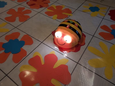 Beebot allumée sur un quadrillage fleuri