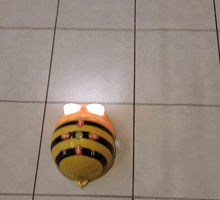 Beebot exécute un programme : elle avance, pivote à droite puis avance.