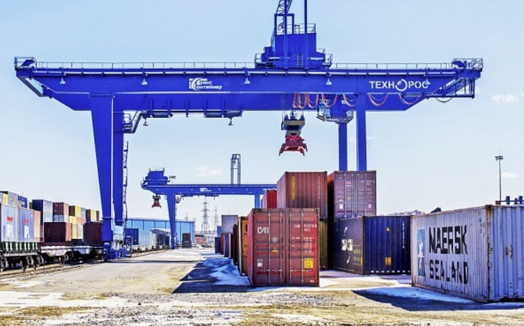Une grue portique au-dessus d'un container