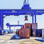 Une grue portique au-dessus d'un container